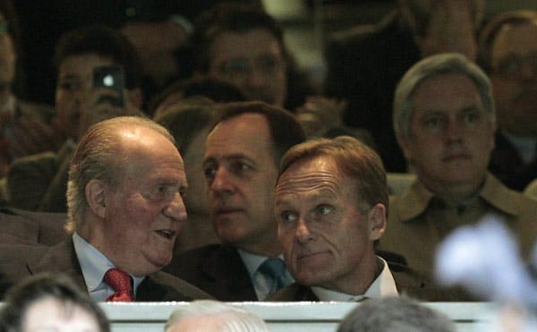 Auch Spaniens König Juan Carlos ist unter den Zuschauern. BVB-Boss Watzke darf neben dem Monarchen sitzen.