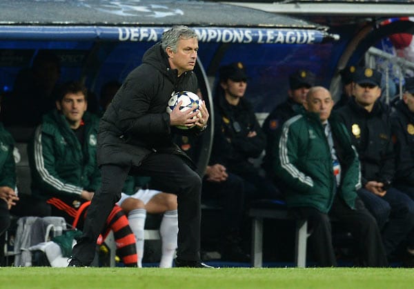 Den Gastgebern läuft die Zeit davon. Jose Mourinho hilft als Balljunge aus.