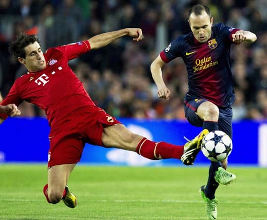 Der FC Bayern beginnt unglaublich selbstbewusst. Hier spitzelt Javi Martinez (li.) Barca-Spieler Andres Iniesta den Ball weg.