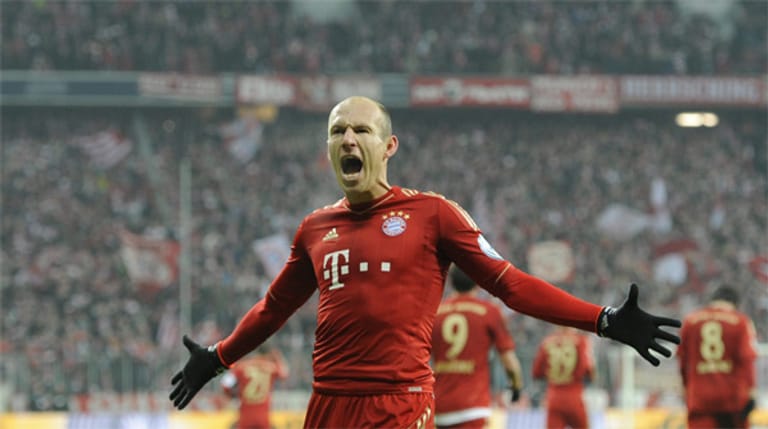Im Viertelfinale des DFB-Pokals 2013 stellen die Bayern die "deutschen Verhältnisse" wieder her: Ein wunderschöner Schlenzer von Arjen Robben bringt den Bayern den knappen Sieg auf dem Weg zum Triple.