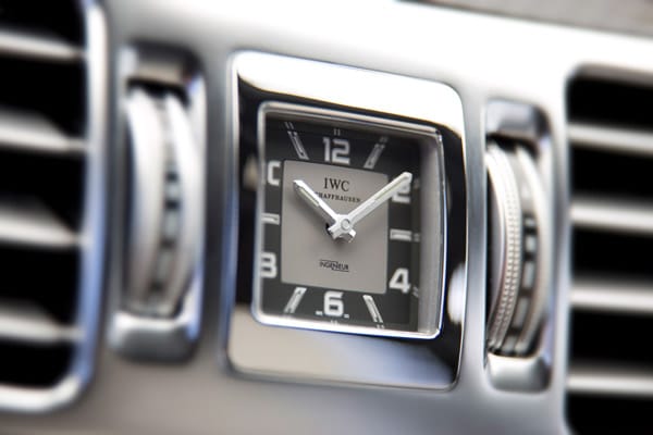 Die stilvolle Uhr von IWC Schaffhausen ist wie bei vielen AMG-Modellen serienmäßig an Bord.