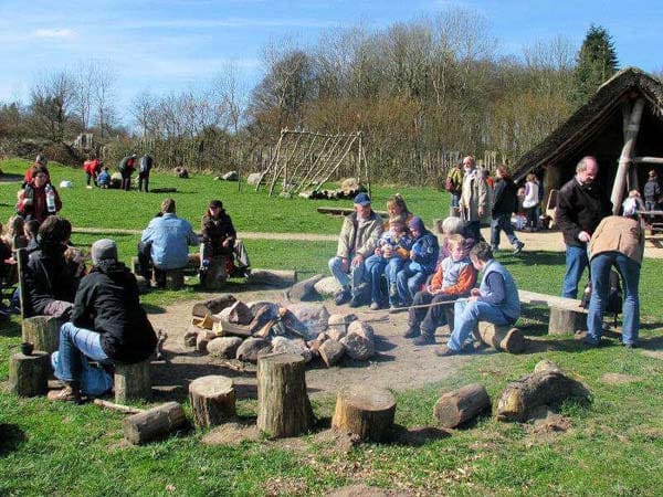 Im Steinzeitpark Dithmarschen in Albersdorf werden auf einem 40 Hektar großen Freigelände mit Grabhügeln und Hütten vergangene Zeiten lebendig.