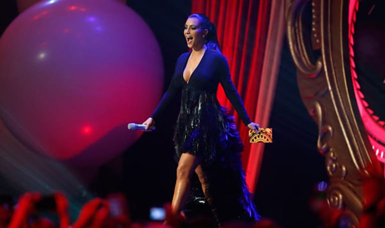 Kim Kardashian ist ein Selbstvermarktungswunder: Der Kurvenstar, der eigentlich permanent mit geschmacklosen Outfits Schlagzeilen macht, wurde auf einen erstaunlich guten 38. Platz gewählt.
