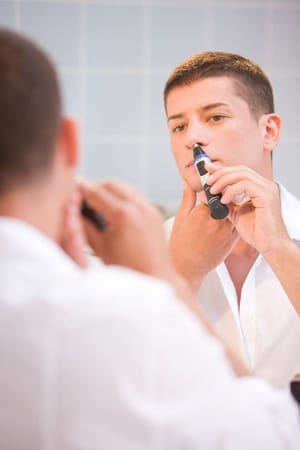 Männliche Hormone sorgen nicht nur für kräftigen Bartwuchs, sondern auch für starke Augenbrauen. Mit dem praktischen Haartrimmer von Panasonic lassen sich Ihre Brauen ebenso in Form bringen.
