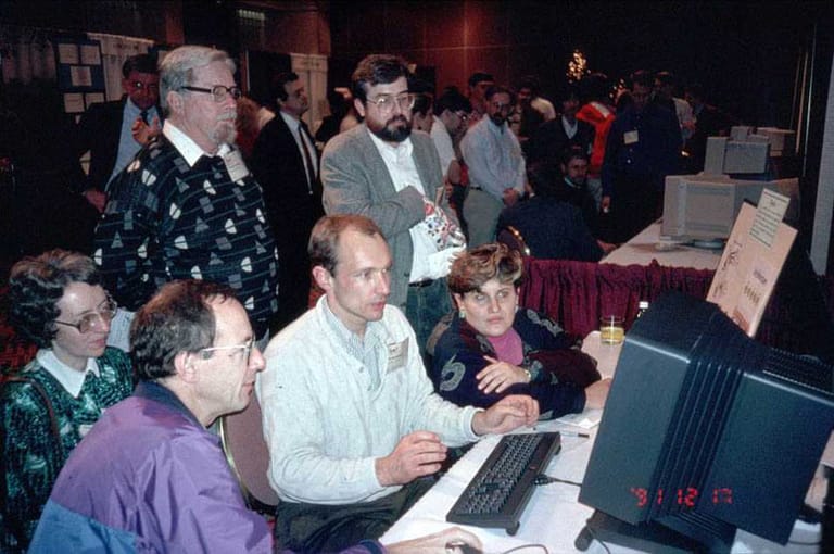 Tim Berners-Lee führt Besuchern einer Konferenz das World Wide Web vor.
