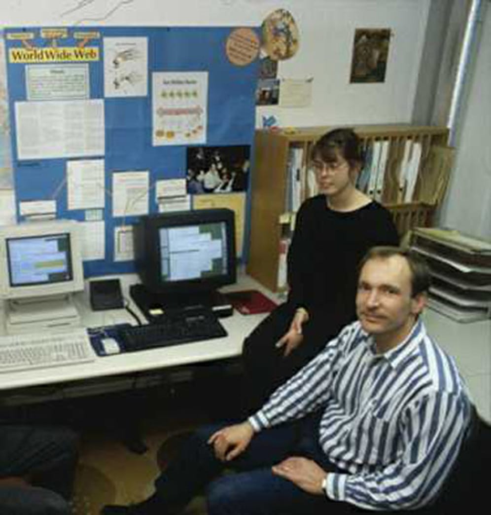 Tim Berners-Lee und Nicola Pellow in einem Büro des Cern.