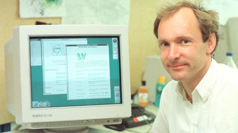 Tim Berners-Lee vor einem Bildschirm an seinem Arbeitsplatz im Cern 1994.