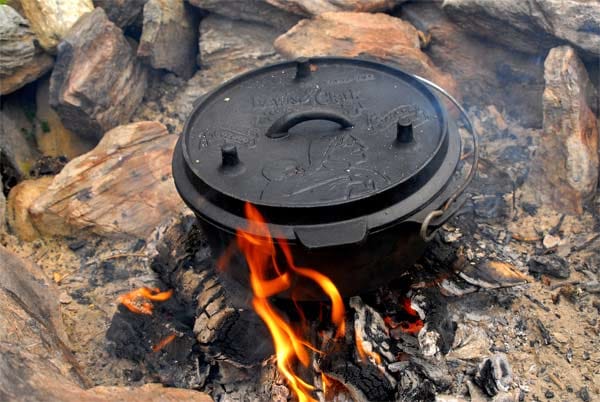 Campingküche: Kochen auf dem Lagerfeuer.