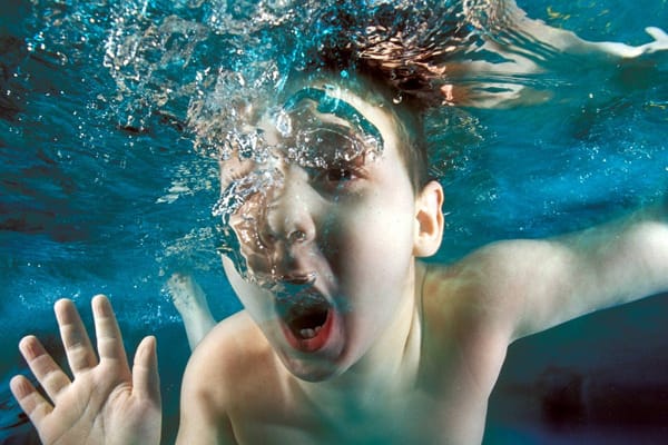 Ein Kind taucht im Schwimmbad (Symbolbild): Zu kaltes Wasser gefährde auch den Schwimmunterricht, kritisieren Hallenbad-Mitarbeiter.