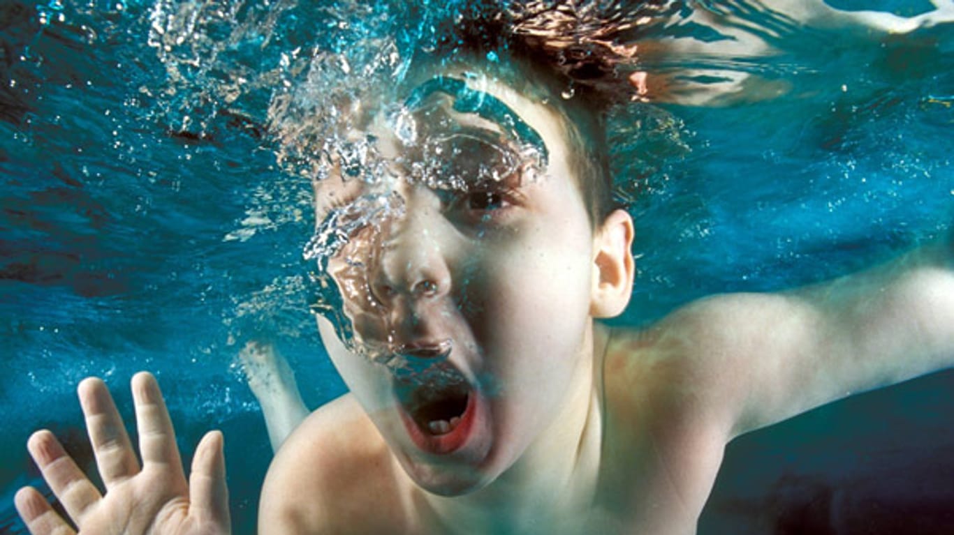 Ein Kind taucht im Schwimmbad (Symbolbild): Zu kaltes Wasser gefährde auch den Schwimmunterricht, kritisieren Hallenbad-Mitarbeiter.