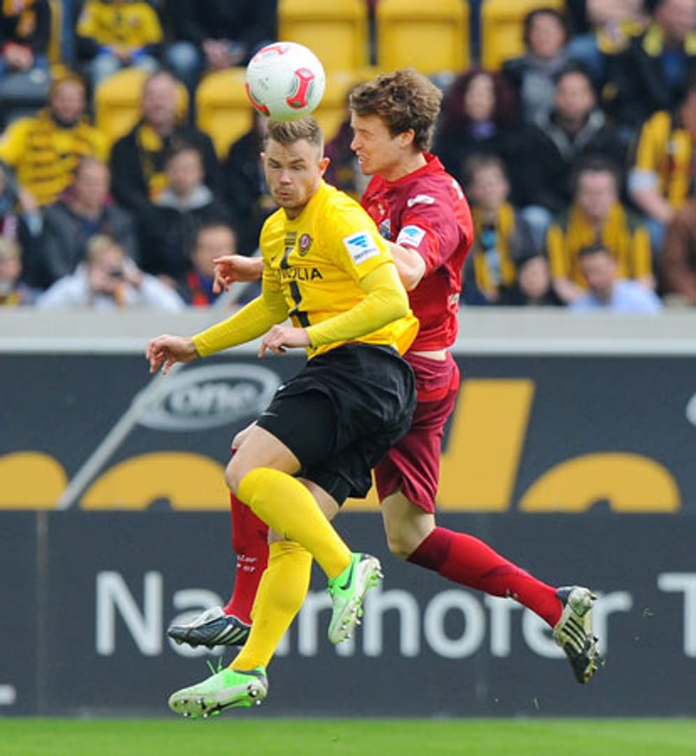 Dynamo-Stürmer Tobias Müller (vorne) setzt sich im Kopfballduell gegen Patrick Ziegler durch.