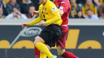 Dynamo-Stürmer Tobias Müller (vorne) setzt sich im Kopfballduell gegen Patrick Ziegler durch.