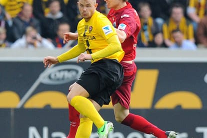 Dynamo-Stürmer Tobias Müller (vorne) setzt sich im Kopfballduell gegen Patrick Ziegler durch.