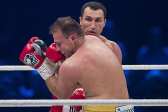 Wladimir Klitschko gibt gegen seinen Herausforderer Francesco Pianeta den Ton an.