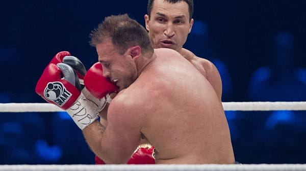 Wladimir Klitschko gibt gegen seinen Herausforderer Francesco Pianeta den Ton an.