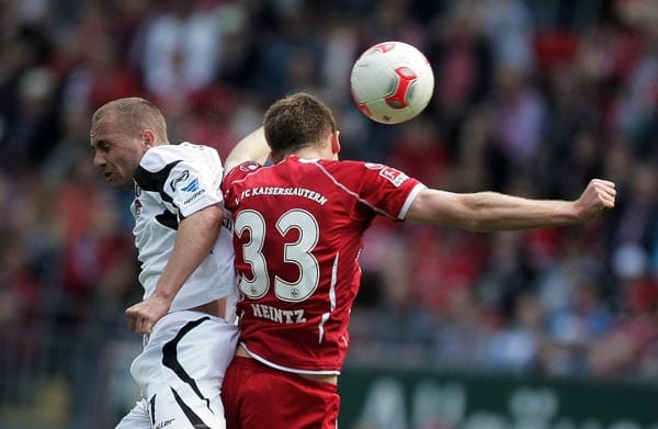 FCK-Verteidiger Dominique Heintz (re.) gewinnt dieses Kopfballduell gegen den Frankfurter John Verhoek.