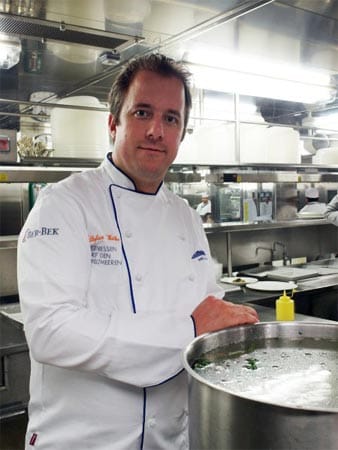 Stefan Wilke: Der Koch ist eigentlich Küchenchef auf der "Europa". In der Startphase ist er auch auf der "Europa 2" dabei - für die sieben Restaurants hat er rund 80 verschiedene Menüs entworfen.