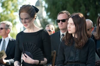 Evelyn Stoker (Nicole Kidman) und ihre Tochter India (Mia Wasikowska) müssen ihren geliebten Richard zu Grabe tragen. Er ist bei einem Autounfall ums Leben gekommen.