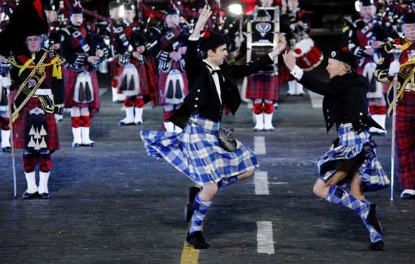 Beim Ceilidh, den traditionellen schottischen Tänzen, geht es hoch her.