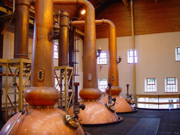 Zum touristischen Pflichtprogramm jeder Schottlandreise zählt der Besuch einer Whisky-Destillerie. Glengoyne, 15 Kilometer von Glasgow entfernt, gilt als eine der besten unter den knapp hundert Brennereien Schottlands. In den drei kupfernen Brennblasen wird der Whisky destilliert.