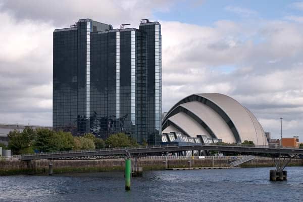Sehenswürdigkeiten gibt es in Glasgow zu Hauf. Auf dem ehemaligen Dock-Gelände am Clyde-Fluss gibt es das an eine Miniaturausgabe der Sidney-Oper erinnernde Messezentrum. Einen Kilometer weiter steht am Fluss das Riverside-Verkehrsmuseum mit gezackter Fassade. Star-Architektin Zaha Hadid hat es entworfen.