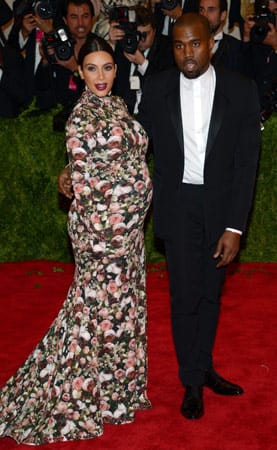 Kim Kardashian greift ja gerne mal daneben bei der Wahl ihrer Outfits: Sie wirkte wie ein überdimensionierter Blumenberg. Hätte Kanye West dieses Outfit nicht verhindern können?