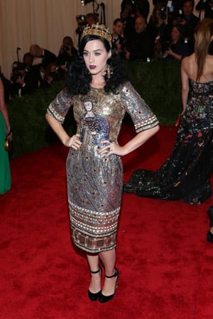 Nicht sehr Punk-mäßig, aber dennoch ungewöhnlich: Katy Perry erschien im gemusterten Folklore-Kleid mit goldener Krone.
