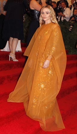 Hare Krishna, Hare Hare, Hare Rama.... Ashley Olsen erschien in einem Albtraum-Fummel aus orangefarbenem Tüll. Darunter glitzerten goldene Blumen.