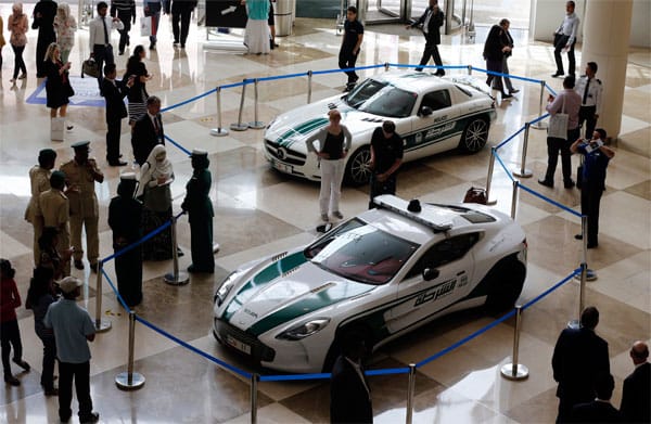 Aston Martin One-77: Im Luxus-Sportler auf Ganovenjagd Aston Martin One-77: Im Luxus-Sportler auf Ganovenjagd