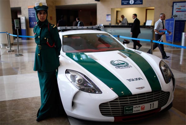 Aston Martin One-77: Im Luxus-Sportler auf Ganovenjagd