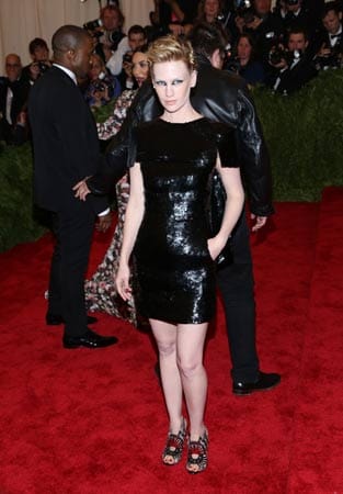 Nicht wiederzuerkennen war der "Mad Men"-Star January Jones. Sehr unsexy waren ihr Augen-Makeup und ihre Schuhe... Nicht wiederzuerkennen war der "Mad Men"-Star January Jones. Sehr unsexy waren ihr Augen-Makeup und ihre Schuhe...