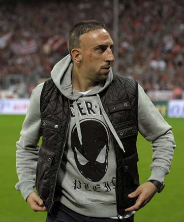 Unangenehmen Besuch erhält Franck Ribéry: Ein Franzose verschafft sich Zugang zur Bayern-Kabine, Ribéry lässt den Mann rauswerfen. Zwei Wochen davor hatte der geistig Verwirrte einen Kampfhund bei den Bayern abgegeben mit einem Brief: "Für Ribéry". Der Hund landet im Tierheim. Unangenehmen Besuch erhält Franck Ribéry: Ein Franzose verschafft sich Zugang zur Bayern-Kabine, Ribéry lässt den Mann rauswerfen. Zwei Wochen davor hatte der geistig Verwirrte einen Kampfhund bei den Bayern abgegeben mit einem Brief: "Für Ribéry". Der Hund landet im Tierheim.