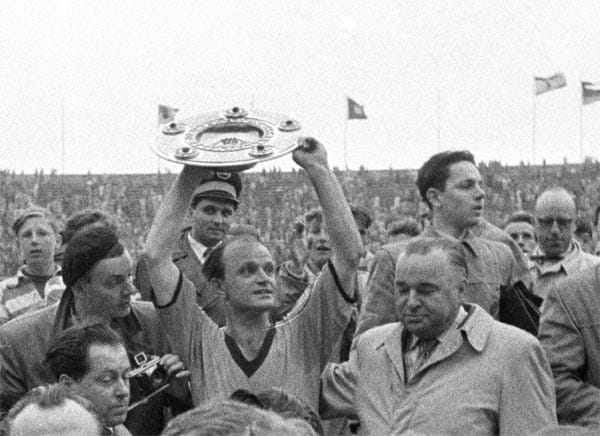 "Grau ist alle Theorie, entscheidend is auf'm Platz." Schon als Fußballphilosoph war Adi Preißler eine große Nummer. Auch auf dem Rasen glänzte der Mittelstürmer: Preißler führte den BVB als Kapitän 1956 und 1957 zur Deutschen Meisterschaft. Mit 168 Treffern ist der 2003 verstorbene Preißler bis heute Rekordtorschütze der Borussia.