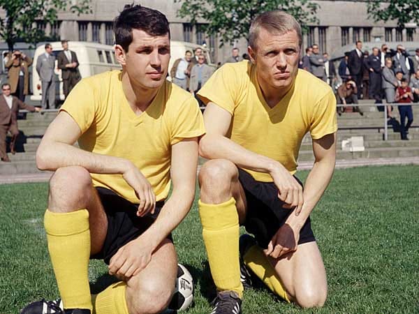 Die "terrible twins" der Borussia: Lothar Emmerich (li.) und Siggi Held hatten in den Sechzigern überhaupt keinen Grund, grimmig zu blicken. Auch dank ihrer Treffer gewann der BVB 1966 den Europapokal der Pokalsieger. "Emma" war dank seiner "linken Klebe" zwei Mal Torschützenkönig der Bundesliga.