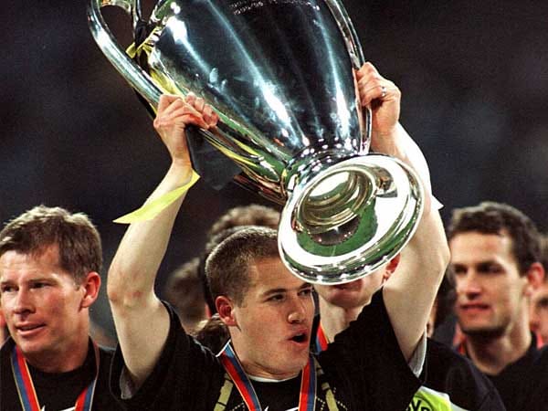 "Ricken, jetzt lupfen!" Allein mit seinem fantastischen Joker-Tor beim Triumph in der Königsklasse 1997 hat sich Lars Ricken für alle Ewigkeiten einen Platz im Herzen der BVB-Fans gesichert.