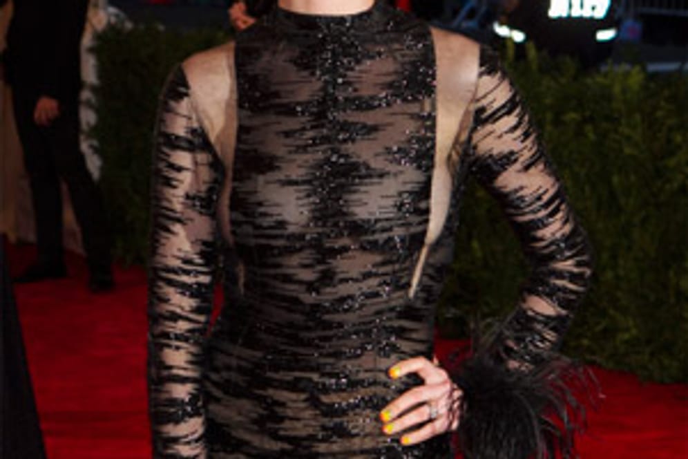 Anne Hathaway ist seit Neuestem eine Blondine - und auch dieser Look steht ihr ausgezeichnet. Beim Met-Ball in New York sorgte sie aber auch mit ihrem teil-transparenten Kleid für Hingucker.
