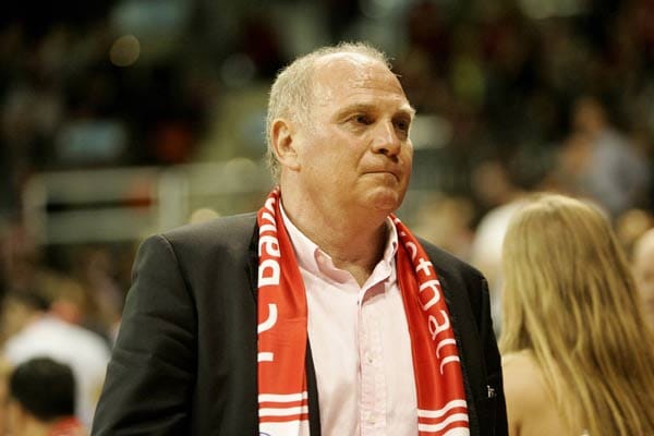 Die Geschichte der Saison spielte sich aber, wie sollte es anders sein, in München ab. Bayern-Boss Uli Hoeneß erstattet Selbstanzeige wegen Steuerhinterziehung. Seine Zukunft als Präsident und Aufsichtsratsmitglied stehen ebenso auf dem Spiel wie seine Glaubwürdigkeit. Die Geschichte der Saison spielte sich aber, wie sollte es anders sein, in München ab. Bayern-Boss Uli Hoeneß erstattet Selbstanzeige wegen Steuerhinterziehung. Seine Zukunft als Präsident und Aufsichtsratsmitglied stehen ebenso auf dem Spiel wie seine Glaubwürdigkeit.