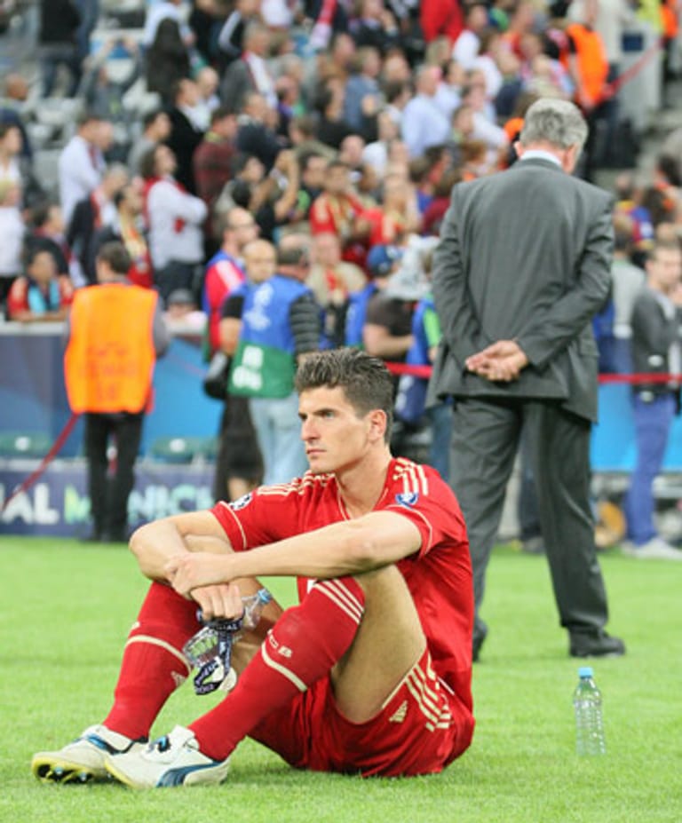Am Boden zerstört: Nach dem verlorenen Champions-League Finale 2012 im "Finale dahoam" gegen Chelsea sitzt Gomez gedankenverloren auf dem Rasen der Allianz-Arena.