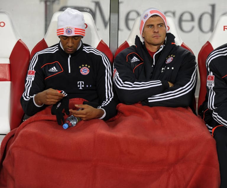 Gewohntes Bild der Saison 2012/2013: Gomez (re.) muss auf der Ersatzbank Platz nehmen - während Mario Mandzukic die Nummer eins im Sturm des FC Bayern ist.