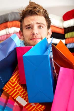 Punkt 6: Shoppen, wie es Frauen tun, ist für Männer einfach nur nervenaufreibend. Am besten nur drei bis viermal im Jahr und dann den halben Laden leerkaufen.