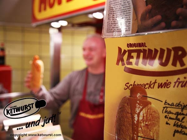 Ein weiteres Berliner Original ist die Ketwurst. Als Pendant zum Hotdog entstand die Wurst im Brot im Osten Berlins und schmeckt bis heute.