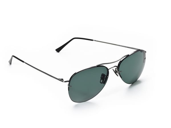 Dauerbrenner unter der Sonne sind Brillen im Aviator-Look (um 380 Euro). Die Luxusbrillen von Lunor haben sich diesem Thema voll und ganz verschrieben. Die Modelle orientieren sich oft am Stil klassischer Pilotenbrillen der 60er Jahre und werden aus hochwertigem Edelstahl, mit Nasenpads aus Titan hergestellt.