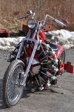 Blickfang von vorne: Chopper-Gabel, Harley-Bremsen und ein im klassischen Stil gehaltener Scheinwerfer.