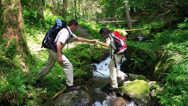 Wanderer auf dem Schluchtensteig: Hohwehraschlucht bei Todtmoos.