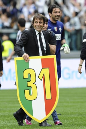...31 Titel, doch im Zuge des Manipulationsskandals wurden Juventus die Titel von 2004/05 und 2005/06 aberkannt. Im Bild: Juve-Coach Antonio Conte, der die Bianconeri zur zweiten Meisterschaft in Folge führte.