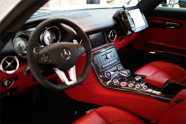 Auch im SLS-Interieur dominiert rotes Leder und Karbon. Die Kommunikationszentrale für den Beifahrer ist die gleiche, wie im Aston Martin.