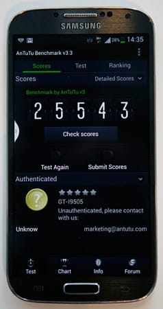 Das Samsung Galaxy S4 schafft im Benchmarktest von Antutu 25.543 Punkte – ein Spitzenwert. Aufgrund der Prozessorausstattung ist das nicht überraschend. Zum Vergleich: Das HTC One, ebenfalls ein nagelneues Vierkernmodell, schafft 23.500 Punkte.