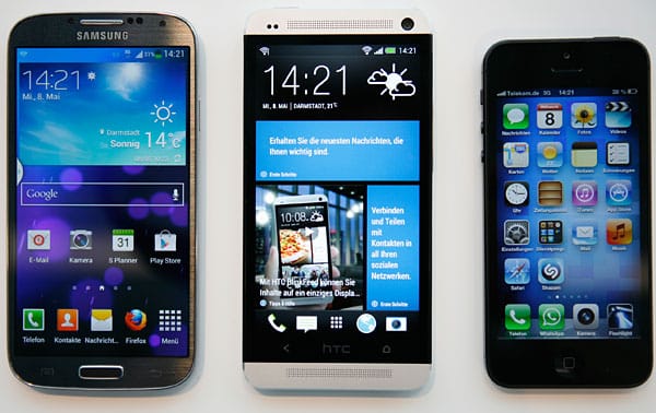 Der Größenvergleich: Links das Galaxy S4 mit 5"-Display, in der Mitte das etwa gleichgroße HTC One (Display: 4,7 Zoll), rechts ein dagegen fast winziges iPhone 5 (4 Zoll).