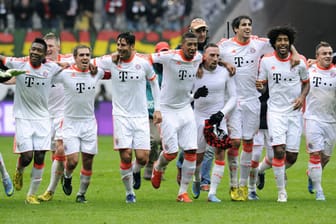 Top: Der FC Bayern hat eine Spielzeit der Superlative hinter sich: Der FCB wird frühester Meister aller Zeiten (28. Spieltag), stellt einen neuen Punkterekord auf (91), bleibt auswärts ungeschlagen, feiert den besten Saisonstart aller Zeiten und hat am Ende unfassbare 25 Punkte Vorsprung auf den Zweiten Borussia Dortmund. Viel besser geht es nicht.