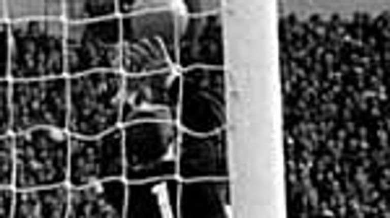 ...und spielen damit natürlich auf das berühmteste Duell und das mit Sicherheit umstrittenste Tor der Fußballgeschichte an: England gegen Deutschland, im WM-Finale 1966. Geoff Hurst trifft für den späteren Weltmeister England zum vorentscheidenden 3:2 und prägt mit dem Lattenknaller für alle Zeiten den Begriff "Wembley-Tor".